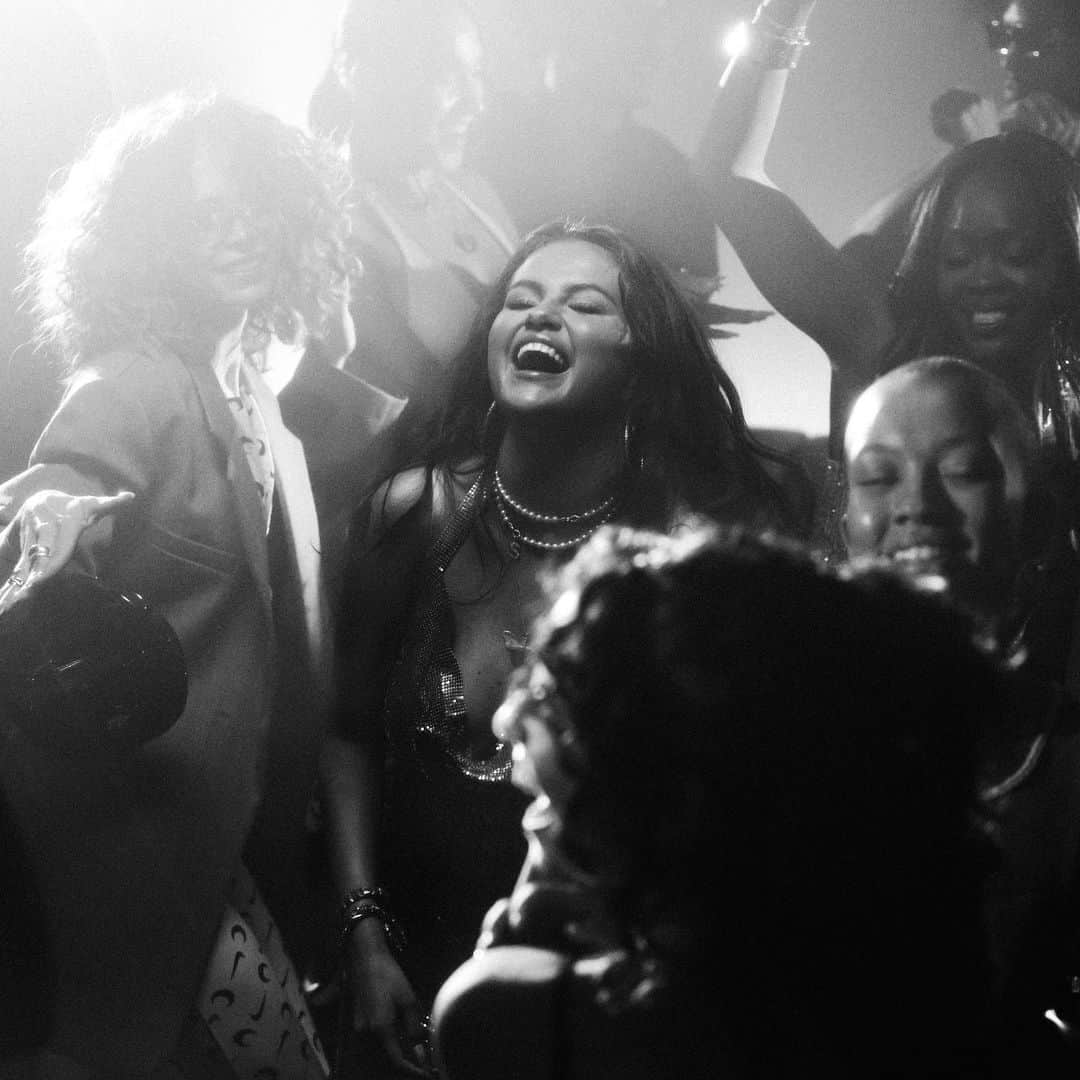 セレーナ・ゴメスのインスタグラム：「Thank you guys for all the love on Single Soon!!! It’s a playful anthem about being comfortable in your own skin and loving your own company… and it’s also really fun to dance to! 💞」