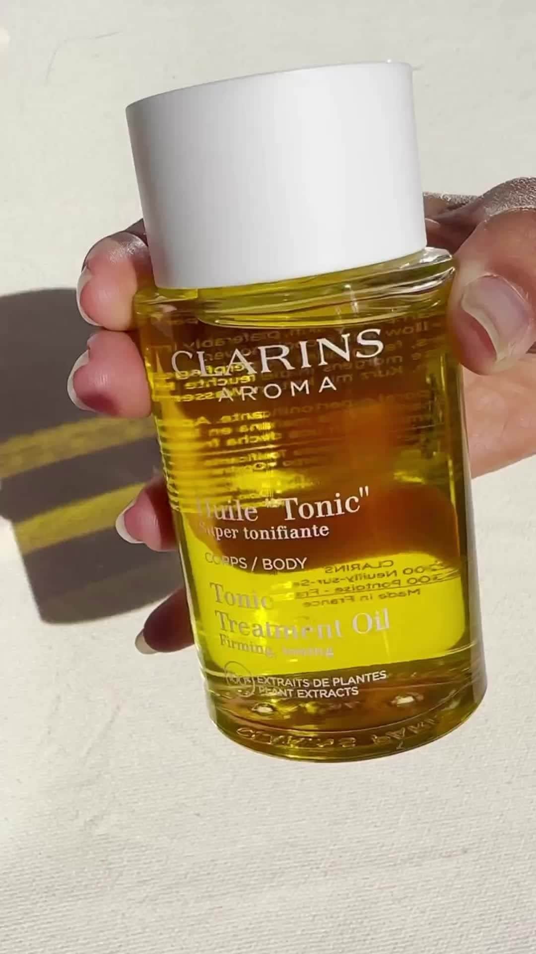 Clarins Australiaのインスタグラム：「Spending a moment with Tonic Treatment Oil, our best selling firming body oil that will get skin toned and soft.⁣ ⁣ #Clarins #BodyOil」
