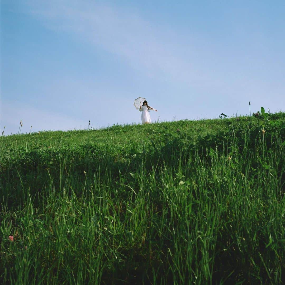 青葉市子のインスタグラム：「new release  'meringue doll'  out now🪽(26 Aug 2023)  'meringue doll' was recorded in one take, with support from the amazing members of Phonolite Strings, including a new arrangement courtesy of Hiroaki Mizutani.  Lyrics: Ichiko Aoba Composers: Ichiko Aoba Arranger: Hiroaki Mizutani Performers: Ichiko Aoba & Phonolite Strings Recording, Mixing & Mastering Engineer: Toshihiko Kasai @casxtx  Artwork: Kodai Kobayashi @tengoyola   link in bio △ .」