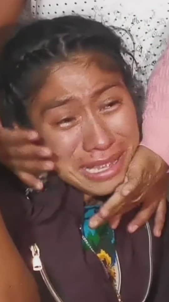 Primer Impactoのインスタグラム：「📌 Con el corazón destrozado reciben en Guatemala el cuerpo de María González, la niña estrangulada en Texas. “Va a conseguir lo que se merece”, señalan sobre el presunto asesino. La información es de @erickaporrastudiotv   📺  Más en Primer Impacto a las 5pm/ 4C de lunes a viernes por @univision」