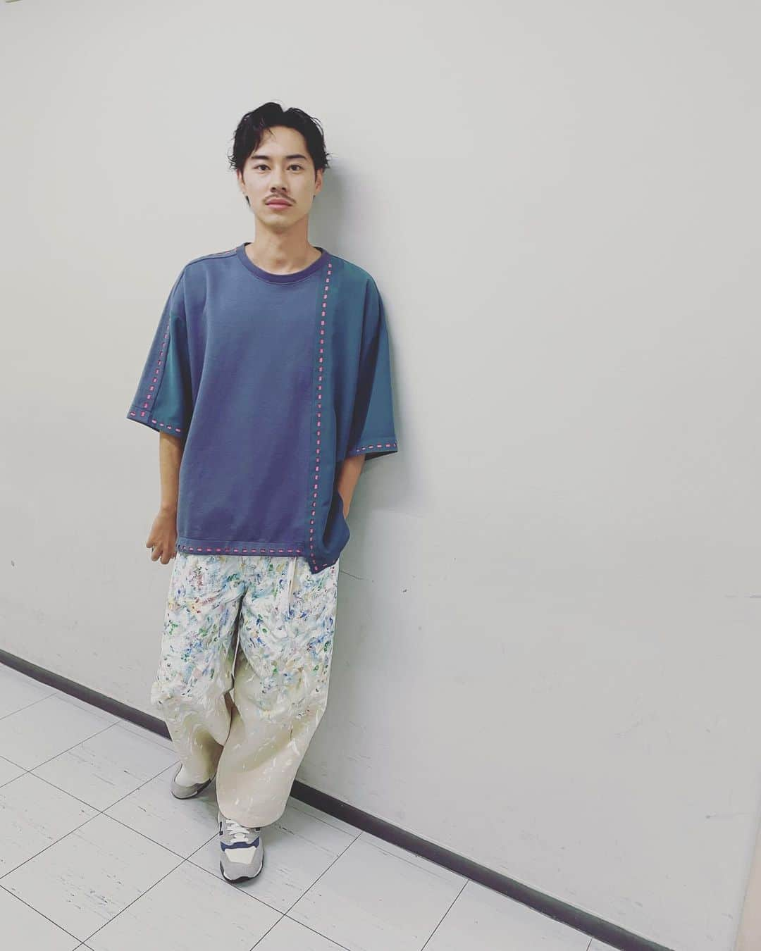 戸塚純貴さんのインスタグラム写真 - (戸塚純貴Instagram)「⁡ ⁡ 戸塚さんが演じるカッチャンにはモデルとなる方がいらっしゃいます。 ⁡ 知的障がいだけでなく「優しい」ということに強いこだわりを持つ自閉症的な性質もあわせ持っています。 髪型と髭もひとつのこだわりなのかもしれません。キュートな紳士です。 ⁡ 軽度、重度、見た目では分かりづらいそれは真っ直ぐであるからこそ人の心に響く。 出来ない事があるのではなくて、やって失敗する事もある。 それは我々もとてもよくある事。 素晴らしい技術と感性を持った社員の皆さんの真剣に業務に取り組む姿と笑顔溢れる姿に出会うことができて、撮影ではたくさんの技術も学ばせていただきました。 ⁡ 24 時間テレビ 46 スペシャルドラマ 「虹色のチョーク 知的障がい者と歩んだ町工 場のキセキ」 ⁡ 本日、よる9時ごろ、です。 ⁡ ⁡ ⁡ #虹色のチョーク #知的障がい者と歩んだ町工場のキセキ #2023年8月26日土曜日夜9時ごろ #道枝駿佑 さん(#なにわ男子 )  #芳根京子 さん #戸塚純貴 #今野浩喜 さん #小林聡美 さん #江口洋介  さん #プロデューサーの皆さんとても親身に長い時間をかけて日本理化学工業さんとの優しい関係を作っていただきありがとうございます ⁡」8月26日 10時13分 - junki_tozuka