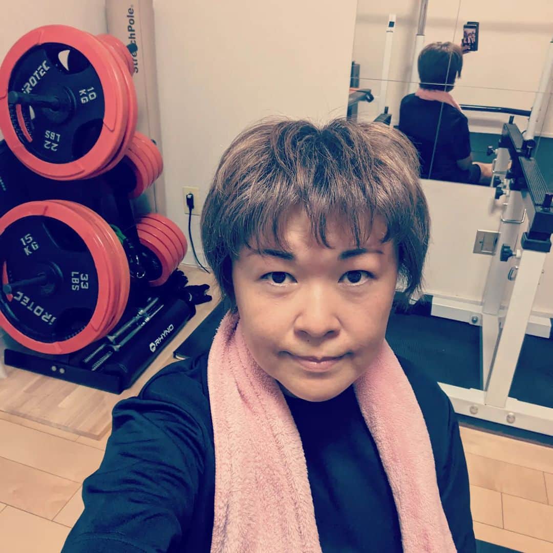 島田佳奈のインスタグラム：「土曜の朝は、パーソナルトレーニング（24回目）からスタート。 先週からの五十肩がまだ続いているため、ベンチプレス（胸筋）だけウェイト加減。逆にデッドリフト（背筋）は2.5kg増やした（32.5kg）から、限界プルプル！」