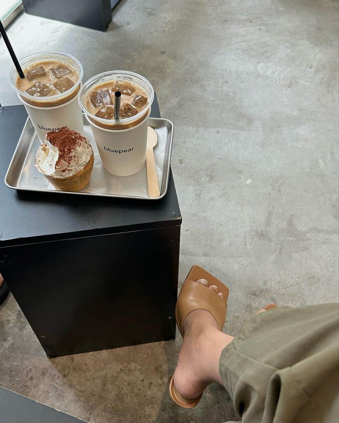 HARUEのインスタグラム：「🫒  ゴールドのロワワイドバングルはlilasmillesime の ✨  大ぶりなデザインで、シンプルコーデのアクセントに◎  冬はニットと合わせて付けたいな☺️」