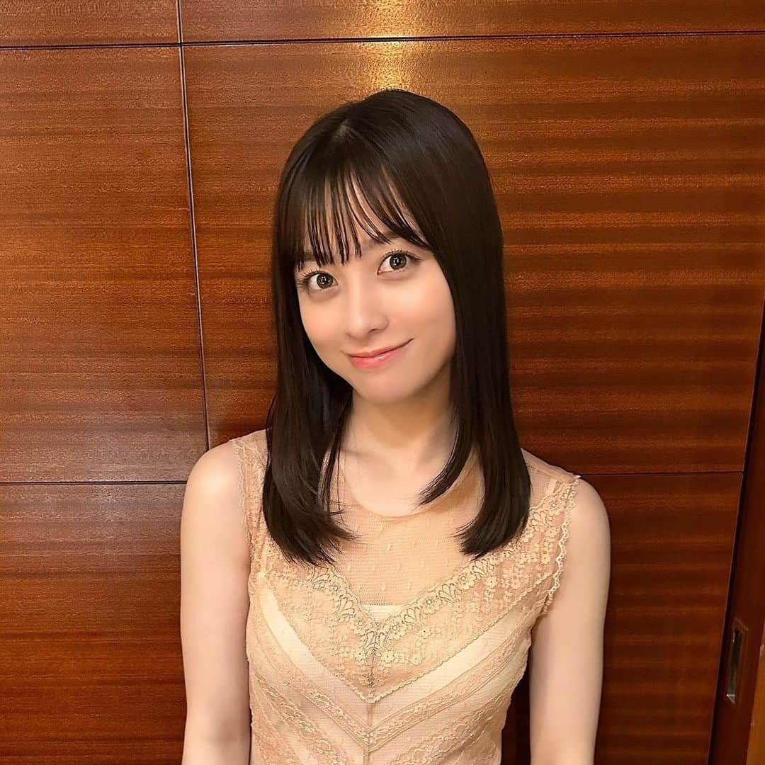 橋本環奈のインスタグラム：「こんにちは！環奈MGです。  映画「春に散る」が昨日公開致しました。  初日舞台挨拶の時のオフショットをシェアします🥊 胸熱な映画となってますのでぜひご覧下さい🥊  #橋本環奈 #橋本環奈2023 #橋本環奈マネージャー #春に散る」