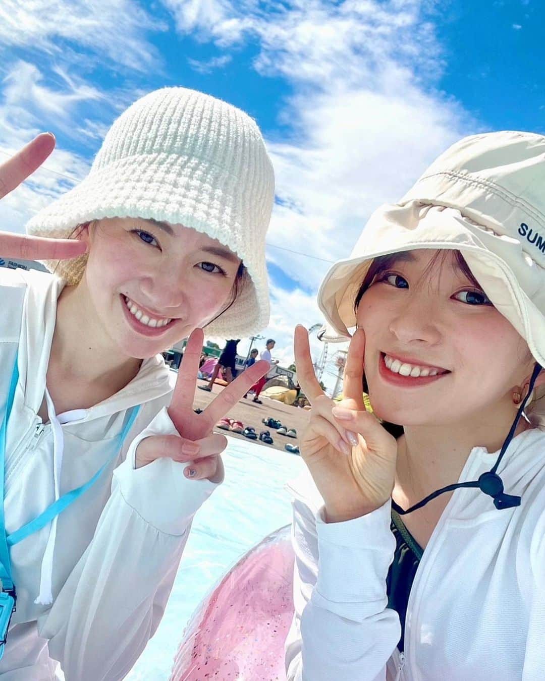 星南のぞみのインスタグラム：「🌈⛱️  ７月のお話ですが、、 私の推し活に真央ちゃんが付いてきてくれました‼︎ そしてなんと、マヤちゃんを当ててくれました💜 私はリクちゃんでした💛  あらゆるところにNiziUがいたり、音楽が流れる噴水ショーがあったり🌈  今年の夏は真央ちゃんと夏らしい事が沢山出来てHappyでした☀️  そんな真央ちゃんとのトークを聞きたい方‼︎ まだ少しお席がありますので、9月3日(日)お待ちしております☺️ https://t.livepocket.jp/t/nozomi 第一部　ソロトーク 第二部　2人でトーク 第一部ではゲームもしようかなと考え中です♪ 是非お待ちしております🤍 https://t.livepocket.jp/t/nozomi  #よみうりランドプールwai #niziu #maya #riku」