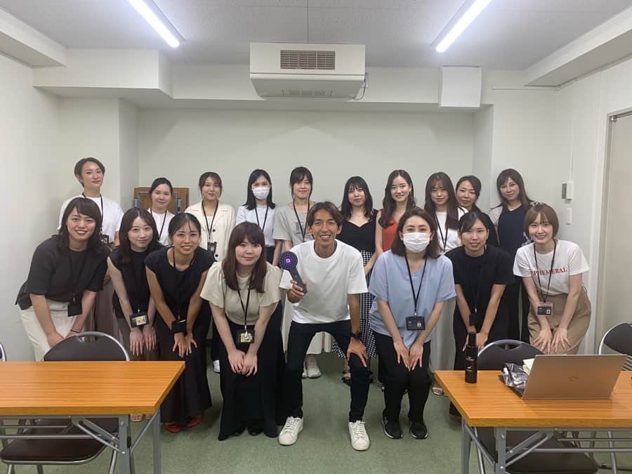 のインスタグラム：「GMコーポレーションさんに講演させて頂きました  2年前に日本での仕事を辞めて、次の仕事が決まってない中で子供4人連れて海外挑戦するタイミングでスポンサードしてくださった事に本当に恩を感じています  スポンサー様だからでなく、使えば分かりますがケアとしての効果は勿論、気分よくなって毎日笑顔でいれるんですよね☀️ 家族も含めた挑戦・冒険ばかりの人生で どんな時でも精神を保っていられるのは デンキバリブラシあってこそだと思っています  皆さんも是非使ってみてください😁」
