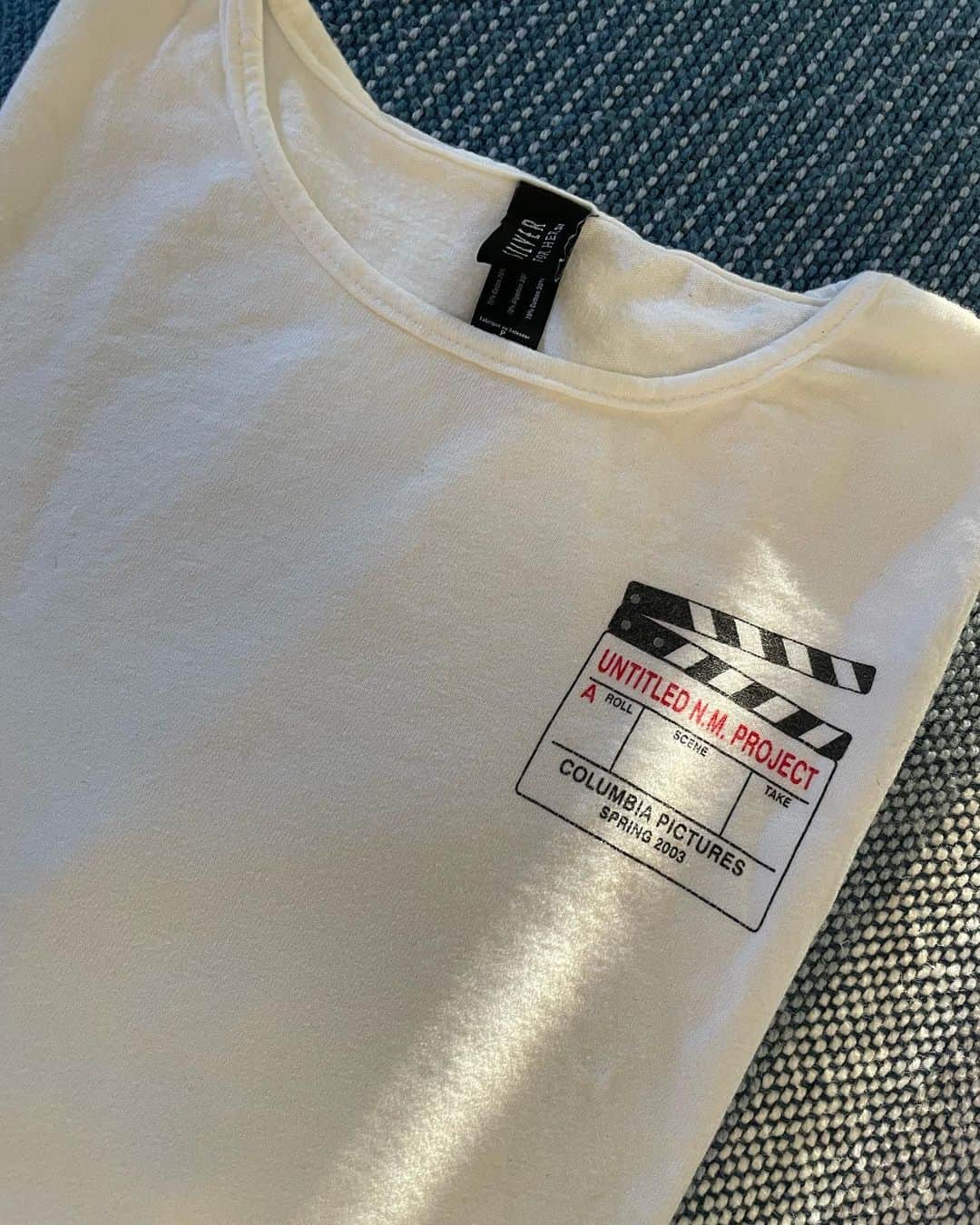 ナンシー・マイヤーズのインスタグラム：「We always give gifts at the end of a movie. This was one of the ones on Something’s Gotta Give. Unfortunately, I still hadn’t thought of a title even at wrap. When I first started making movies all the wrap gifts only came in men’s sizes. Useless. On my next film I asked if they could order some in women’s sizes. I was looked at with utter confusion. The tag on this one says “For her”. One small step…」