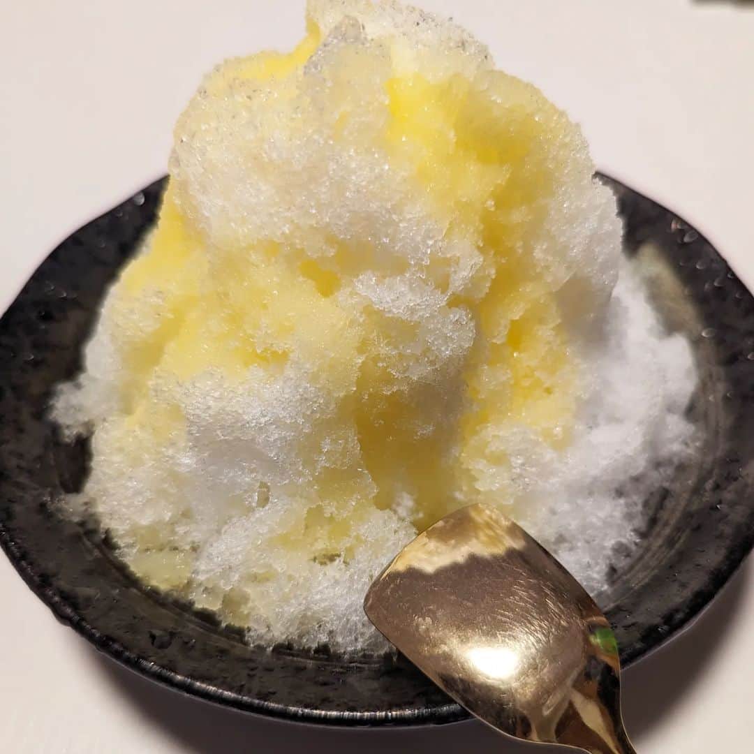 島田佳奈のインスタグラム：「ここ数日のかき氷。ほぼほぼカルピス（マンゴー、パイン、ピーチ）なので味は違えど見栄えはあまり変わらず……と思いきや、昨夜（4枚目）は中からバニラアイスが出てきたよ笑」