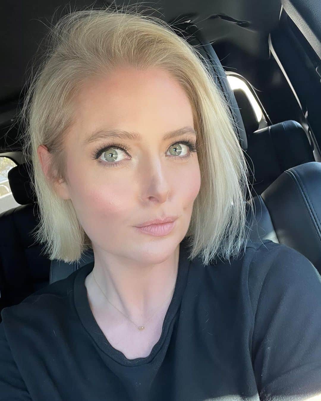 ローレン・アッシュのインスタグラム：「Couldn’t even wait to get home for a proper photoshoot with this new hair! Thank you @guiniushair for always making my hair look amazing no matter what I throw at you! xoxoxo」