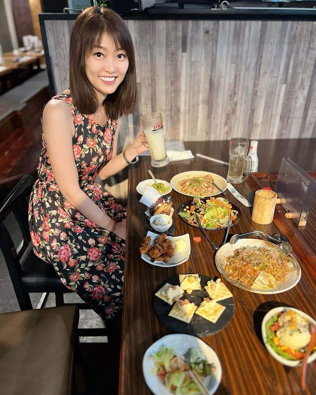 織田千穂さんのインスタグラム写真 - (織田千穂Instagram)「浦和駅西口の伊勢丹裏 駅から3分くらいの場所にあるこちら💁‍♀️ ▶︎▶︎▶︎けむり 浦和店 ネオ大衆酒場で既に大人気店♡ 私が行った日も満席🈵だったので 事前予約がおすすめ◎ * 先に言うと… とにかくお料理全部が美味しい！w 料理長の腕がすごいに違いない- ̗̀👏🏻 ̖́- なのにお値段もありがたいのでコスパ最強！ * サラダのおすすめは ♦️ベビースターサラダ 598円 ベビースターのカリカリアクセントがきいてて良き！ 最後まで食感楽しみながら食べれます。 * お酒のつまみにも合うのは ♦️ガーリックライス 598円 しっかりと濃い目の味で ガーリックも効いててガツンとした お味に仕上がっていました。こんがりベーコンも美味。 何より良い具合にオイリー感あるお米が最高でした。 * 女子におすすめはこれ！ ♦️さつまいもハニーフライ＋バニラアイス添え 996円 美味しいー！女子に絶対人気ありそう！ さつまいもにかかったお砂糖と はちみつと生クリームをつけて食べます。 甘みたっぷりで抜群の美味しさ。 デザート感覚でも食べれます。 * 美味しかったなー🍴  @kemuri_urawa  #けむり浦和 #浦和グルメ #浦和居酒屋 #埼玉グルメ」8月26日 2時02分 - chihoda