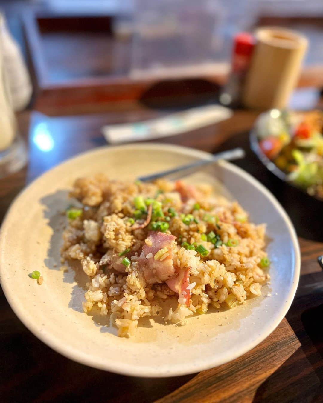 織田千穂さんのインスタグラム写真 - (織田千穂Instagram)「浦和駅西口の伊勢丹裏 駅から3分くらいの場所にあるこちら💁‍♀️ ▶︎▶︎▶︎けむり 浦和店 ネオ大衆酒場で既に大人気店♡ 私が行った日も満席🈵だったので 事前予約がおすすめ◎ * 先に言うと… とにかくお料理全部が美味しい！w 料理長の腕がすごいに違いない- ̗̀👏🏻 ̖́- なのにお値段もありがたいのでコスパ最強！ * サラダのおすすめは ♦️ベビースターサラダ 598円 ベビースターのカリカリアクセントがきいてて良き！ 最後まで食感楽しみながら食べれます。 * お酒のつまみにも合うのは ♦️ガーリックライス 598円 しっかりと濃い目の味で ガーリックも効いててガツンとした お味に仕上がっていました。こんがりベーコンも美味。 何より良い具合にオイリー感あるお米が最高でした。 * 女子におすすめはこれ！ ♦️さつまいもハニーフライ＋バニラアイス添え 996円 美味しいー！女子に絶対人気ありそう！ さつまいもにかかったお砂糖と はちみつと生クリームをつけて食べます。 甘みたっぷりで抜群の美味しさ。 デザート感覚でも食べれます。 * 美味しかったなー🍴  @kemuri_urawa  #けむり浦和 #浦和グルメ #浦和居酒屋 #埼玉グルメ」8月26日 2時02分 - chihoda