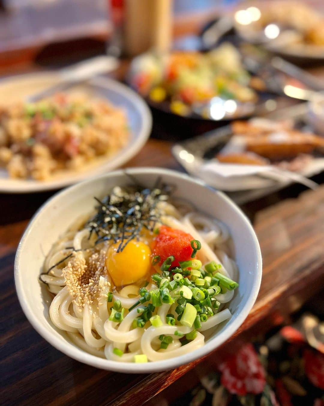 織田千穂さんのインスタグラム写真 - (織田千穂Instagram)「浦和駅西口の伊勢丹裏 駅から3分くらいの場所にあるこちら💁‍♀️ ▶︎▶︎▶︎けむり 浦和店 ネオ大衆酒場で既に大人気店♡ 私が行った日も満席🈵だったので 事前予約がおすすめ◎ * 先に言うと… とにかくお料理全部が美味しい！w 料理長の腕がすごいに違いない- ̗̀👏🏻 ̖́- なのにお値段もありがたいのでコスパ最強！ * サラダのおすすめは ♦️ベビースターサラダ 598円 ベビースターのカリカリアクセントがきいてて良き！ 最後まで食感楽しみながら食べれます。 * お酒のつまみにも合うのは ♦️ガーリックライス 598円 しっかりと濃い目の味で ガーリックも効いててガツンとした お味に仕上がっていました。こんがりベーコンも美味。 何より良い具合にオイリー感あるお米が最高でした。 * 女子におすすめはこれ！ ♦️さつまいもハニーフライ＋バニラアイス添え 996円 美味しいー！女子に絶対人気ありそう！ さつまいもにかかったお砂糖と はちみつと生クリームをつけて食べます。 甘みたっぷりで抜群の美味しさ。 デザート感覚でも食べれます。 * 美味しかったなー🍴  @kemuri_urawa  #けむり浦和 #浦和グルメ #浦和居酒屋 #埼玉グルメ」8月26日 2時02分 - chihoda