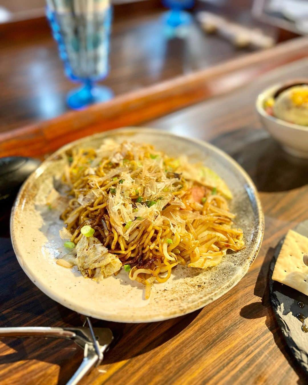 織田千穂さんのインスタグラム写真 - (織田千穂Instagram)「浦和駅西口の伊勢丹裏 駅から3分くらいの場所にあるこちら💁‍♀️ ▶︎▶︎▶︎けむり 浦和店 ネオ大衆酒場で既に大人気店♡ 私が行った日も満席🈵だったので 事前予約がおすすめ◎ * 先に言うと… とにかくお料理全部が美味しい！w 料理長の腕がすごいに違いない- ̗̀👏🏻 ̖́- なのにお値段もありがたいのでコスパ最強！ * サラダのおすすめは ♦️ベビースターサラダ 598円 ベビースターのカリカリアクセントがきいてて良き！ 最後まで食感楽しみながら食べれます。 * お酒のつまみにも合うのは ♦️ガーリックライス 598円 しっかりと濃い目の味で ガーリックも効いててガツンとした お味に仕上がっていました。こんがりベーコンも美味。 何より良い具合にオイリー感あるお米が最高でした。 * 女子におすすめはこれ！ ♦️さつまいもハニーフライ＋バニラアイス添え 996円 美味しいー！女子に絶対人気ありそう！ さつまいもにかかったお砂糖と はちみつと生クリームをつけて食べます。 甘みたっぷりで抜群の美味しさ。 デザート感覚でも食べれます。 * 美味しかったなー🍴  @kemuri_urawa  #けむり浦和 #浦和グルメ #浦和居酒屋 #埼玉グルメ」8月26日 2時02分 - chihoda