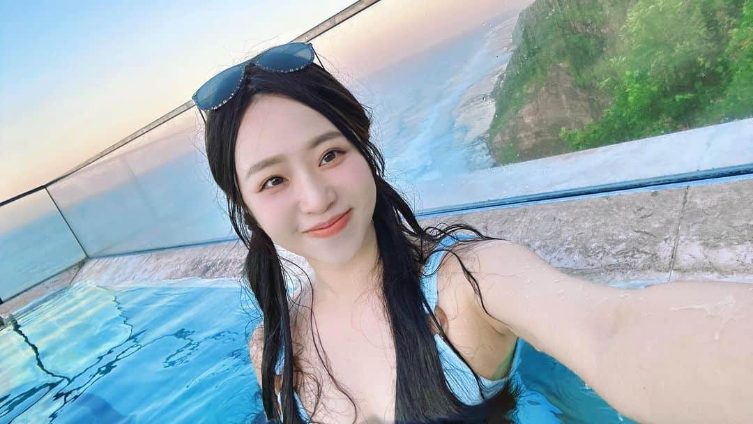 鄭茵聲のインスタグラム：「這是 峇里島的懸崖泳池 拍了很多照片  夕陽餘暉 格外美麗 然後泳池其實很深 要很小心翼翼 才能來到拍照的網美區域  真的很漂亮  在現場會看進去發呆」