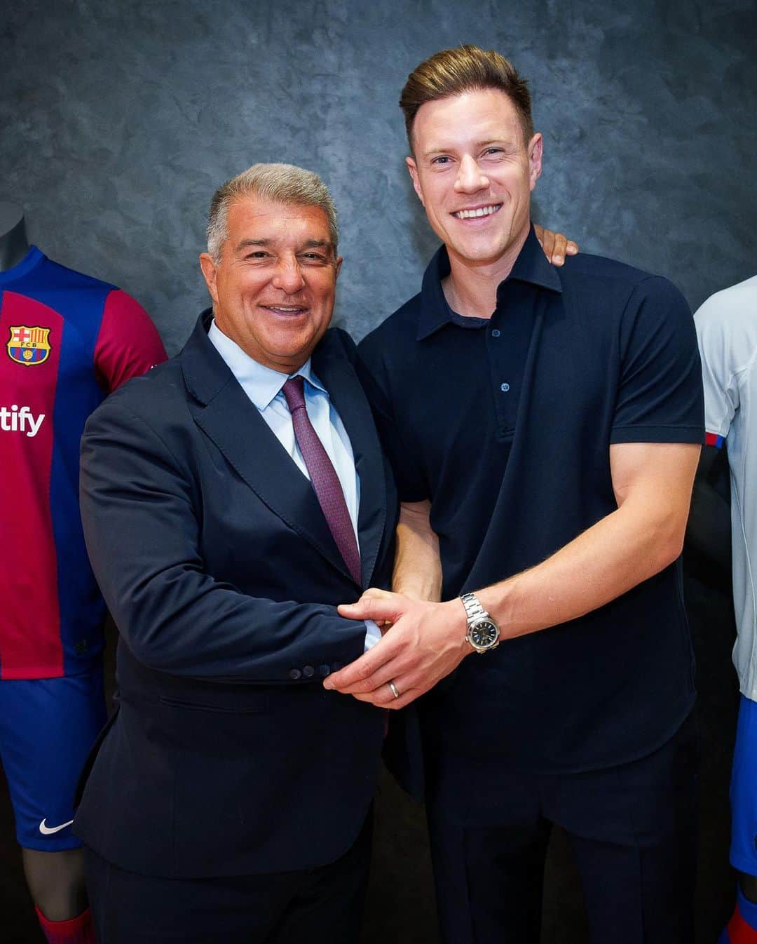 マルク＝アンドレ・テア・シュテーゲンのインスタグラム：「A special day for me and my family. I’m happy to extend my journey with @fcbarcelona. Proud of everything we’ve achieved together and looking forward to our next challenges.  La connexió que he fet amb el club, la ciutat i tots els aficionats culers ha estat especial des del dia que vaig arribar. Gràcies i VISCA BARÇA 🔵🔴」