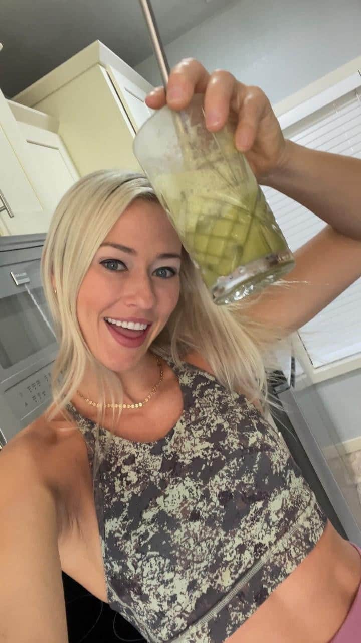 シエラ・ブレア・コイルのインスタグラム：「Starting my 14 day Fall Reset with @thejoyalife today! Join me as I make my pre-workout Focus matcha before a stellar climbing session ⚡️   When you sign up for the Fall Reset program, you get 25% off your first box and it comes with a handcrafted spoon and rechargeable frother 💚   #thejoyalife #joyapartner」