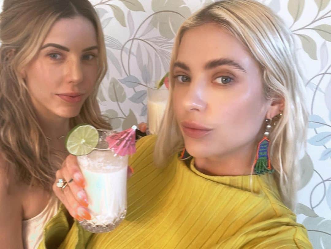 アシュレイ・ベンソンさんのインスタグラム写真 - (アシュレイ・ベンソンInstagram)「Happy happy birthday to my sister. I don’t know what I would do without you. Thank you for being my best friend and partner in crime and always being there for me since day one. Here’s to another wonderful year… I love you @shaysdayys」8月26日 2時13分 - ashleybenson