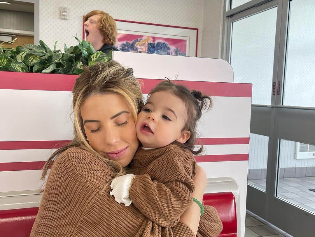 アシュレイ・ベンソンさんのインスタグラム写真 - (アシュレイ・ベンソンInstagram)「Happy happy birthday to my sister. I don’t know what I would do without you. Thank you for being my best friend and partner in crime and always being there for me since day one. Here’s to another wonderful year… I love you @shaysdayys」8月26日 2時13分 - ashleybenson