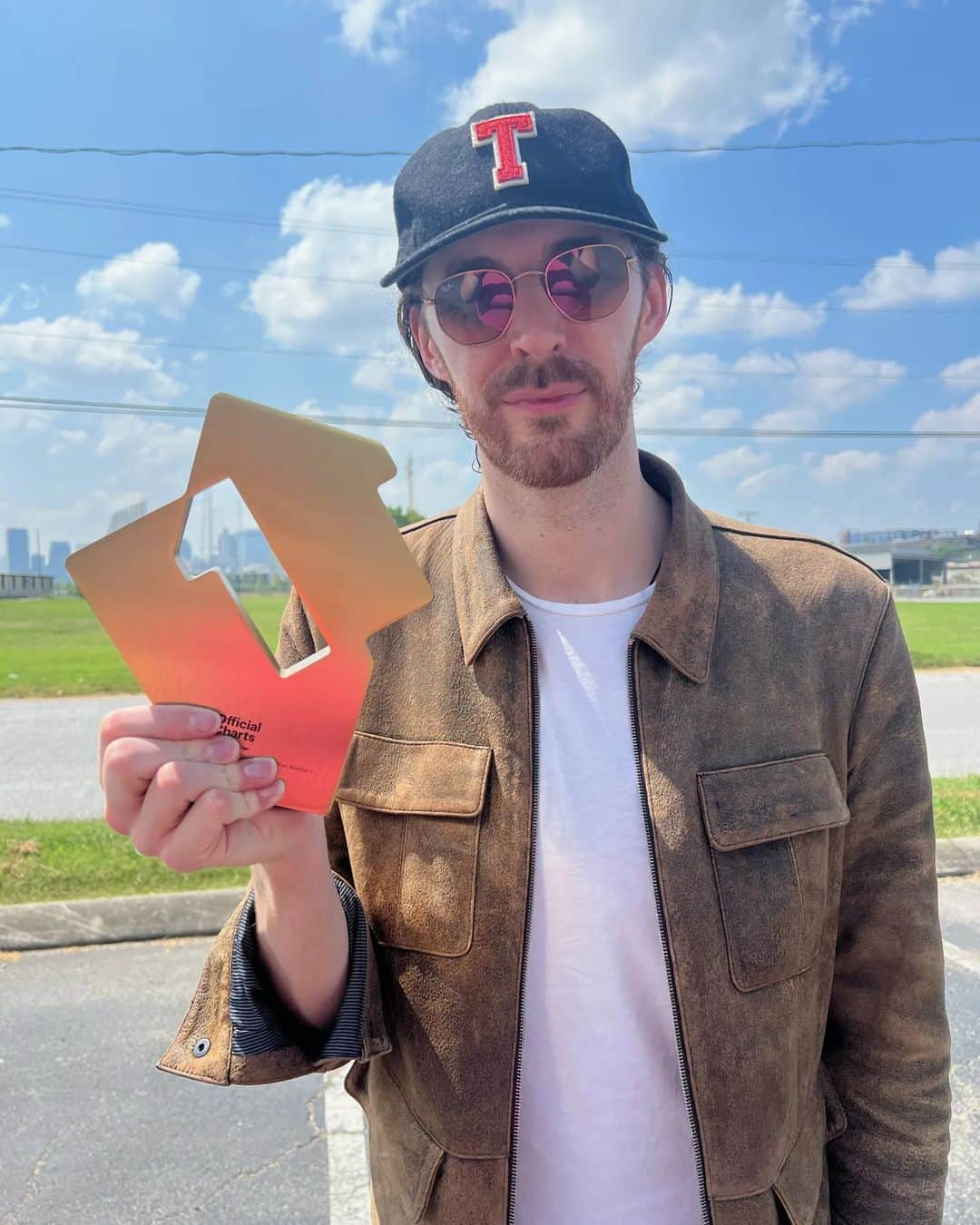 ホージアのインスタグラム：「Such incredible news! I want to offer a sincere thank you to everyone in the UK for supporting my work. This is my first number 1 in the UK and it’s a big deal for me.   Thank you for listening to and buying #UnrealUnearth, I can’t wait to come back there and play this music live, your support means the world!!」
