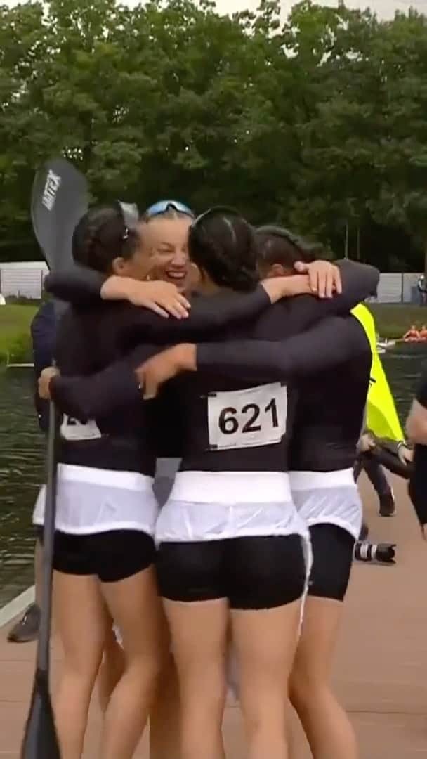 リサ・キャリントンのインスタグラム：「The reactions from @canoeracingnz 🥰  @liscarrington , @aliciahoskin , oliviajbrett , and @taravaughan__ become the first ever Women’s K4 500m World Champions from New Zealand! 🇳🇿🥇 #ICFSprint」