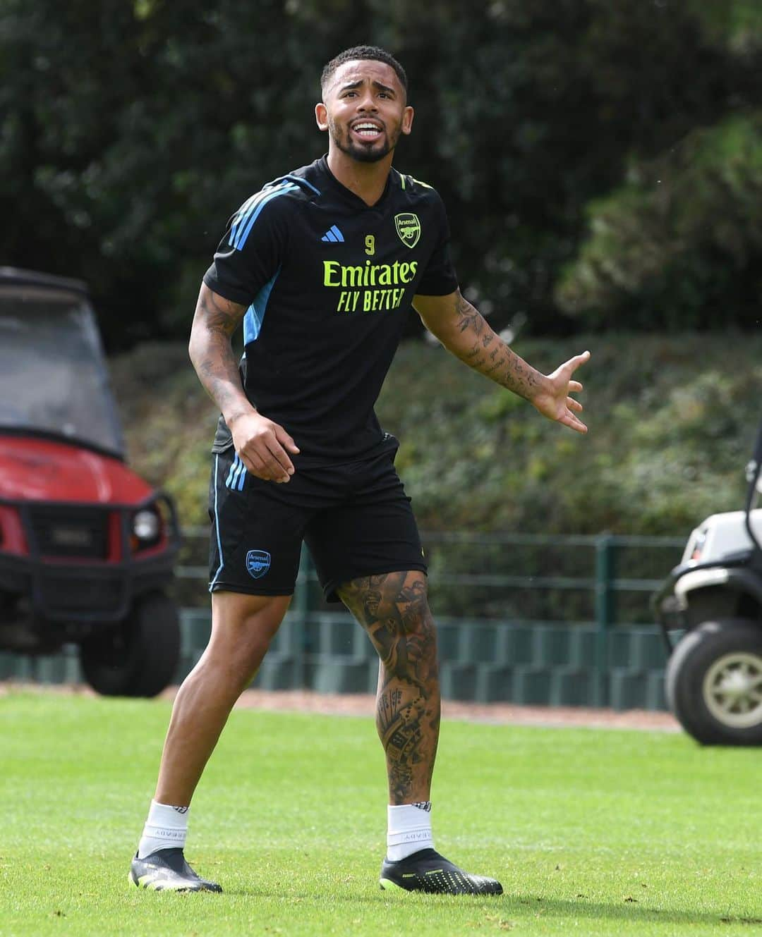 ガブリエル・ジェズスのインスタグラム：「💪🏽🙏🏽⚽️」