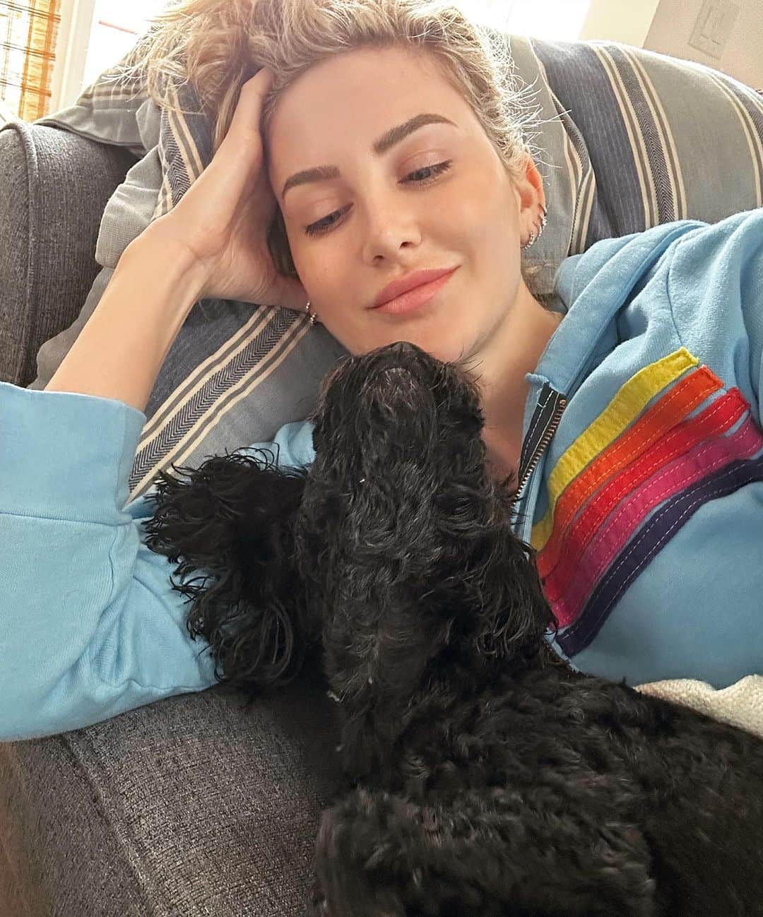 ステファニー・プラットのインスタグラム：「🐶💕 puppy love 💕 🐶」