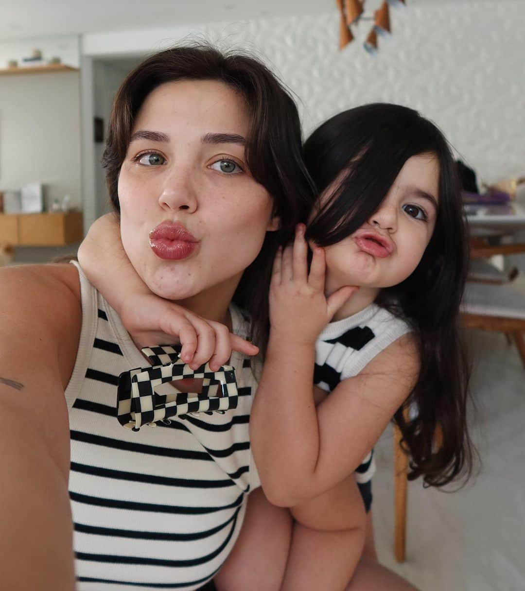 Mariana Sampaioさんのインスタグラム写真 - (Mariana SampaioInstagram)「Mamãe e Lulu de looks iguais ♥️  #momanddaughter #momlife #ootd」8月26日 2時39分 - mariana