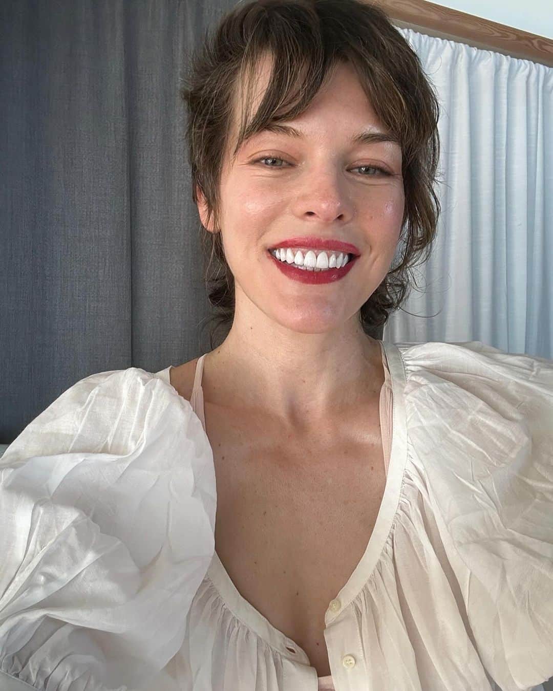 ミラ・ジョヴォヴィッチのインスタグラム：「Good morning! I’ve had a chance to spend some time on my own to catch up on work and just have some me time! Summer is no joke with kids out of school and it’s been busy in the Jovovich-Anderson household with 3 kids and 3 dogs! Apart from catching up on some great tv shows, I’ve been adapting a book into a screenplay (it’s not sci fi either hehe), which has been a very interesting experience. I’ve always loved writing and this has actually made me love and understand this book so much more because suddenly the characters have taken a life of their own in my imagination. Different from just reading it because I’m actually able to allow them to speak their thoughts out loud, if that makes sense. I’ve also been doing some more artwork on my walls. Some of you commented on the art behind me in my last post and I decided to mess around with it some more because I wasn’t happy with it when I drew it and kind of left it for a while. (Swipe to the end to see what it’s turned into.) I think it’s pretty cool so far, but my wall art is always developing and changing which is a lot of fun. Every morning I exercise my dogs, but especially my huge, dragon dog Welly. I call him my personal dragon because he’s enormous, super protective and when he jumps to catch the ball, he looks like he should sprout wings. I also got some rad pictures of some beautiful flowers that just came up in our backyard. I’m not sure what species they are, but they’re drought resistant because they’ve managed to survive here as innocuous bushes even without water for ages before the rain came and then suddenly flowered into these brightly colored beauties. I got a picture of a bee on one of them (towards the end of the series) and on another I zoomed in and realized that a fly landed on the same flower as the bee! Kind of strange but I think it’s a great moment. Anyway, enjoy my photo dump of the last 12 hours! Have a great day everyone!💥」
