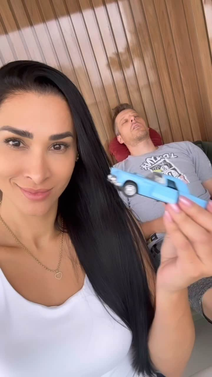 ジャケリネ・カルバリョのインスタグラム：「Carro antigo é  assim mesmo? 👀🏃🏻‍♀️😂 Motor v8 ou v6?🚙🤣🤣🤣  Só quando ele acordar eu vou saber meu futuro🥴  Ei simpaticão é brincadeirinha viu😬  #simpaticao #teamo #marido #familia #ronco #reels #carro」