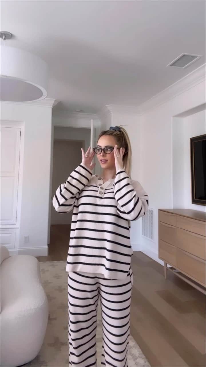 のインスタグラム：「Wait are glasses going to be my favorite fall accessory?   Just got blue light glasses from @paireyewear and I love them! You can snap on different top frames to change the look without buying multiple pairs. And my code AMANDASTANTON15 will get you 15% off your first Pair! #PairPartner」