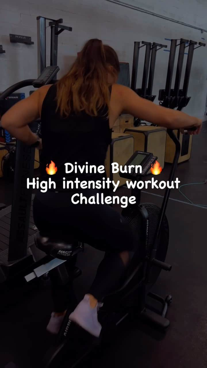 Camille Leblanc-Bazinetのインスタグラム：「🔥 LEVEL UP with this intense workout from our ‘Build’ program! Unleash your inner Adonis or Aphrodite, and dive into a fusion of classic bodybuilding and HIIT for that god/goddess physique! 🔥   Tag your workout buddy & crush it together! 🏋️‍♂️🏋️‍♀️ Presented by @feroce_fitness_ 🚴‍♂️ Amrap 12:  Kick off with 50 cal bike. Dive into max rounds of: 30 double unders 2 front squats 2 box jumps ... squats & jumps increase by 2 reps every round.  Short Version: 🚴‍♂️ Amrap 9:  Start with 30 cal bike. Then, max rounds of: 30 double unders 2 front squats 2 box jumps ... adding 2 reps for squats & jumps each round.  📝 Notes: AMRAP = As Many Rounds As Possible. Start with the bike cals, then seamlessly shift into double unders, squats, and jumps. Double unders remain constant, but front squats and box jumps go up by 2 each round. Opt for a squat weight where you can manage up to 10 reps unbroken. Ensure full box jump extensions before the next move. Track and share your reps! #ChallengeAccepted ✨  💪 #HIIT #FitnessChallenge #GoddessWorkout」