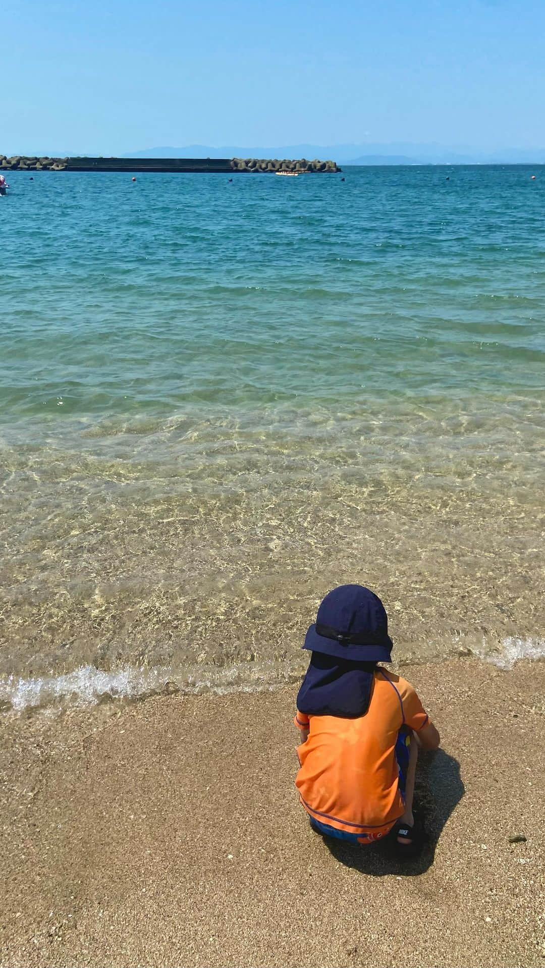 Momoのインスタグラム：「昨年まで海は恐くて入れなかったけど 今年は泳げるように🪼🏖️ ㅤㅤㅤㅤㅤㅤㅤㅤㅤㅤ  淡路島の海キレイでした✨ 水温は低めでひんやり 砂はさらさら また来年も行けたら良いな🫶 ㅤㅤㅤㅤㅤㅤㅤㅤㅤㅤ  #淡路島 #阿万海岸海水浴場 #awajishima #beach」