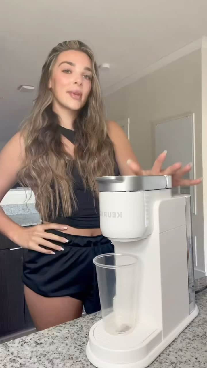 ケンドール・バーツのインスタグラム：「#ad  I love my @keurig K-iced brewer! It was the first thing I unpacked when I arrived back at college. Use code ICEDBREW20 for 20% off the K-iced brewer and K-cup pods on Keurig.com to get yourself off to a good start this school year! Offer ends 10/31/23」