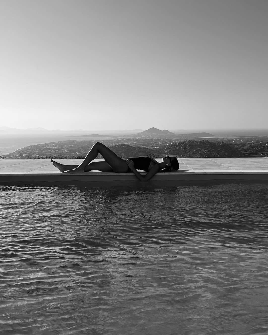 Zina Charkopliaのインスタグラム：「Sort of perfect 🇬🇷 #Vacation #Greece #Island #Pool #Sunset」