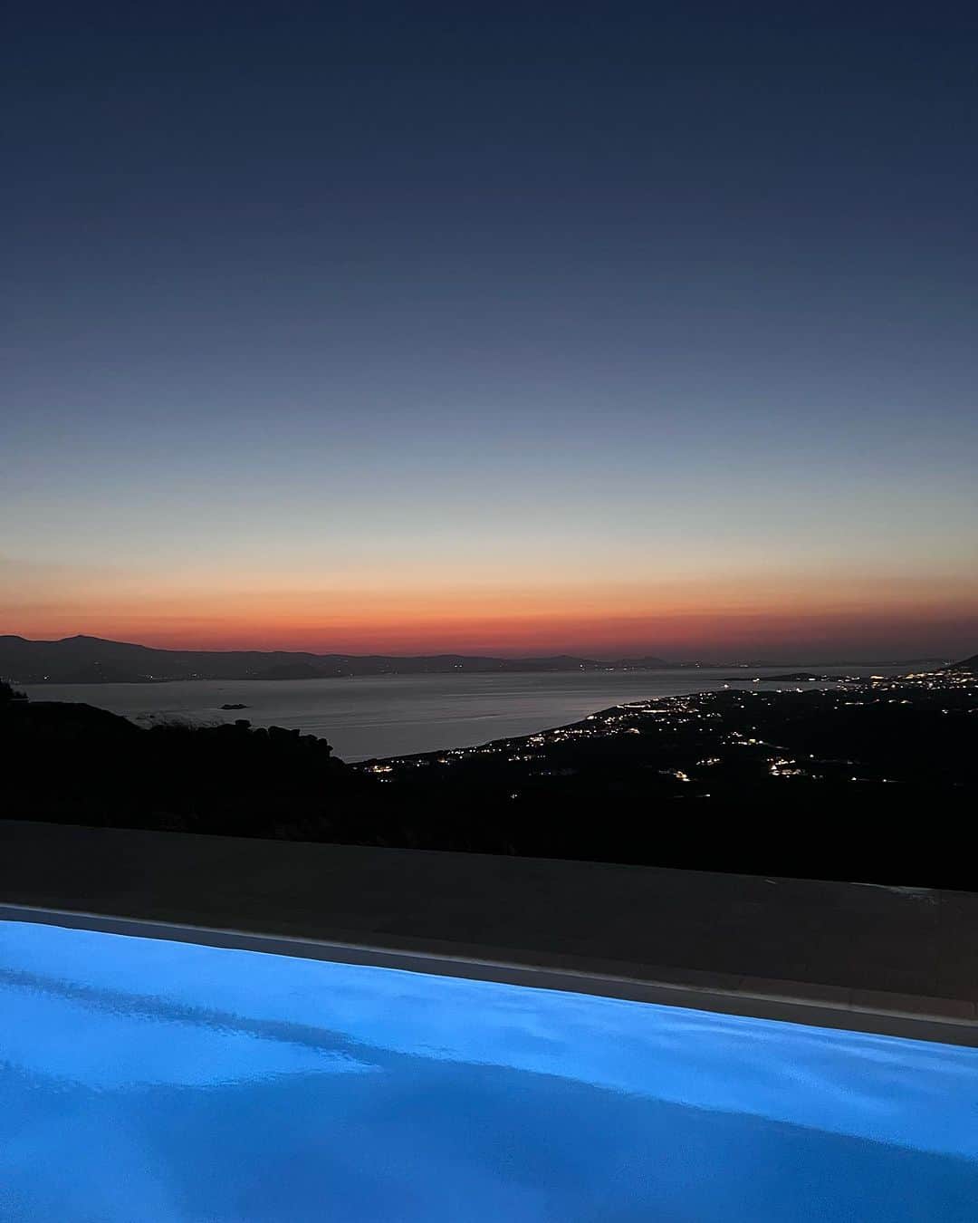 Zina Charkopliaさんのインスタグラム写真 - (Zina CharkopliaInstagram)「Sort of perfect 🇬🇷 #Vacation #Greece #Island #Pool #Sunset」8月26日 3時14分 - zinafashionvibe