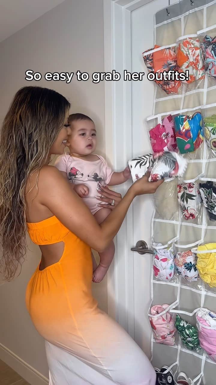 リアン Vのインスタグラム：「Would you try this packing hack? 😍🧳 Clear shoe organizer : @amazon  Custom bag : @babyluxxecompany」