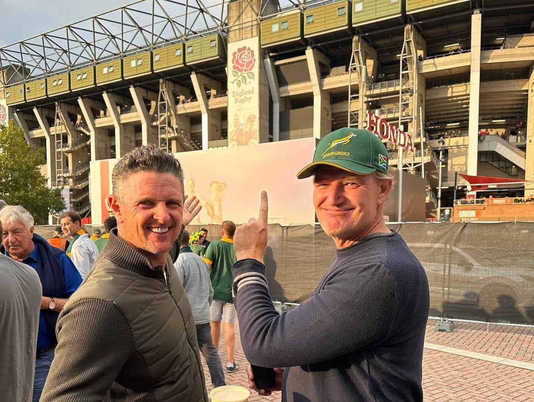 ジャスティン・ローズのインスタグラム：「Discussing @rugbyworldcup chances ahead of tonight’s big clash between @bokrugby and @allblacks @twickenhamstadium in typical @ernieelsgolf style over a few @guinness 😉🏉」