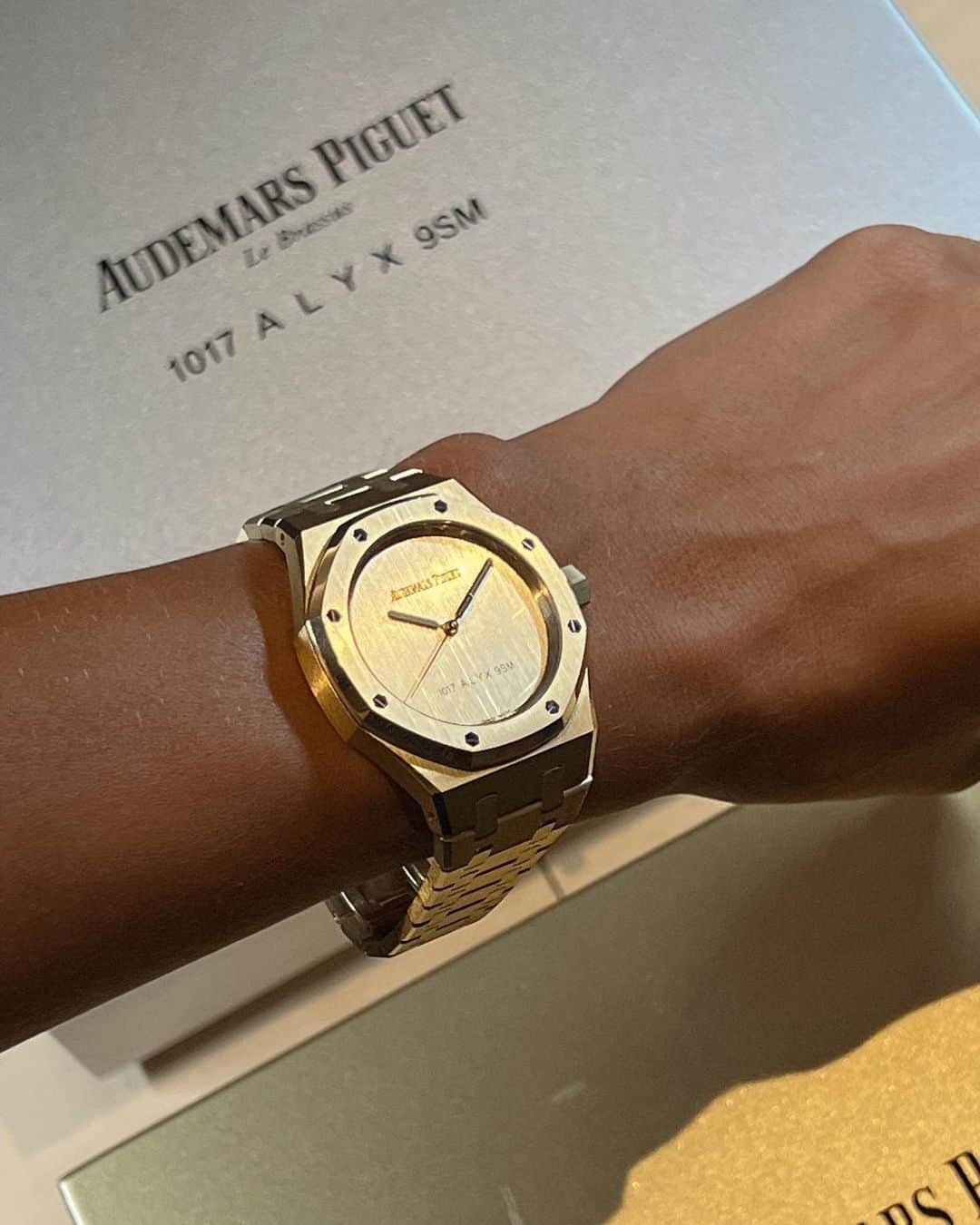 Tamara Kalinicさんのインスタグラム写真 - (Tamara KalinicInstagram)「As you can see, I change my @audemarspiguet watch wardrobe through out the day, but if you swipe to the end you will see the brand new collaboration with @alyxtudio @matthewmwilliams we have been waiting for. How sick is this dial? @britishvogue #APxAlyx AD」8月26日 3時27分 - tamara