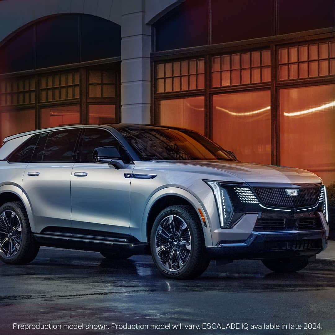 キャデラックのインスタグラム：「In a world going electric, electrify the world. Explore the all-electric #ESCALADEIQ. #BeIconic Link in Bio.」