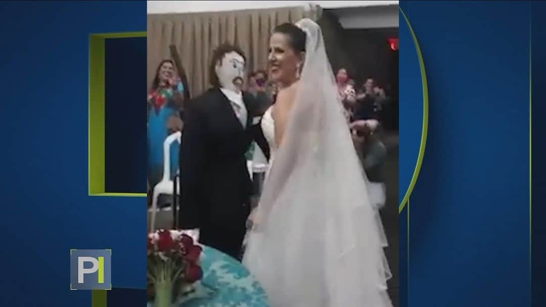 Primer Impactoのインスタグラム：「➡️ La historia de una mujer que se enamoró de un muñeco de trapo desafía los límites de la cordura. Por si fuera poco, confiesa que un embarazo los obligó a casarse para crear una familia.  📺 Más en #PrimerImpacto a las 5pm/ 4C por @univision」
