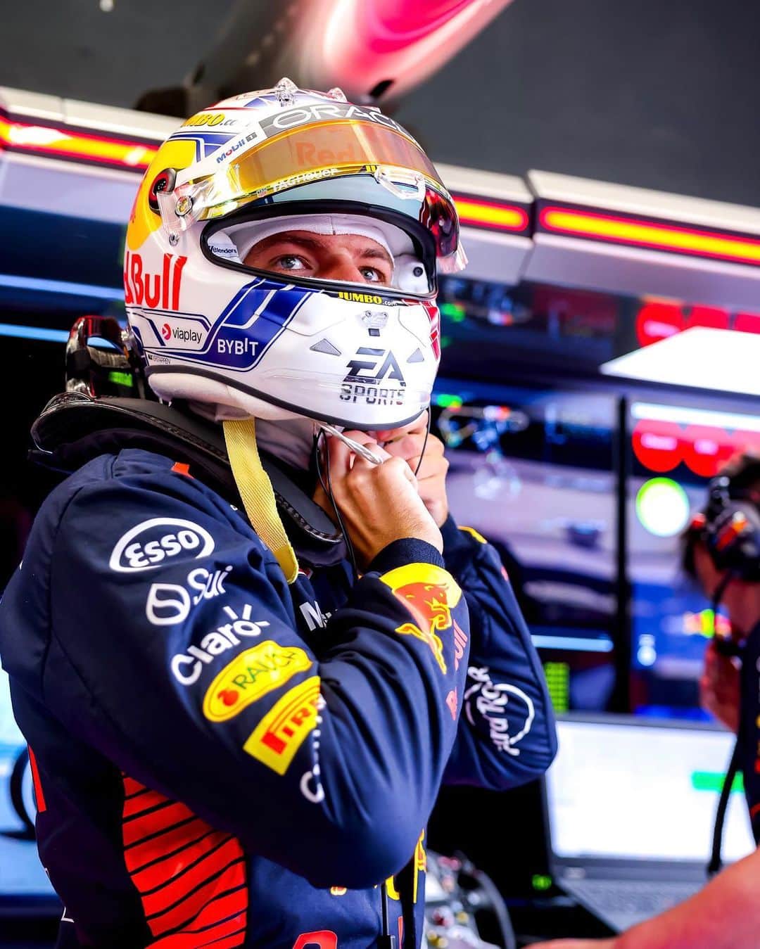 マックス・フェルスタッペンのインスタグラム：「Lovely first day back out on track, it’s nice to be back home 🇳🇱  Thank you @jumbo, for the support over all the years 🙌  and thank you to everyone for coming out today on #SuperFriday 👌  Let’s keep this going #OrangeArmy 🦁」
