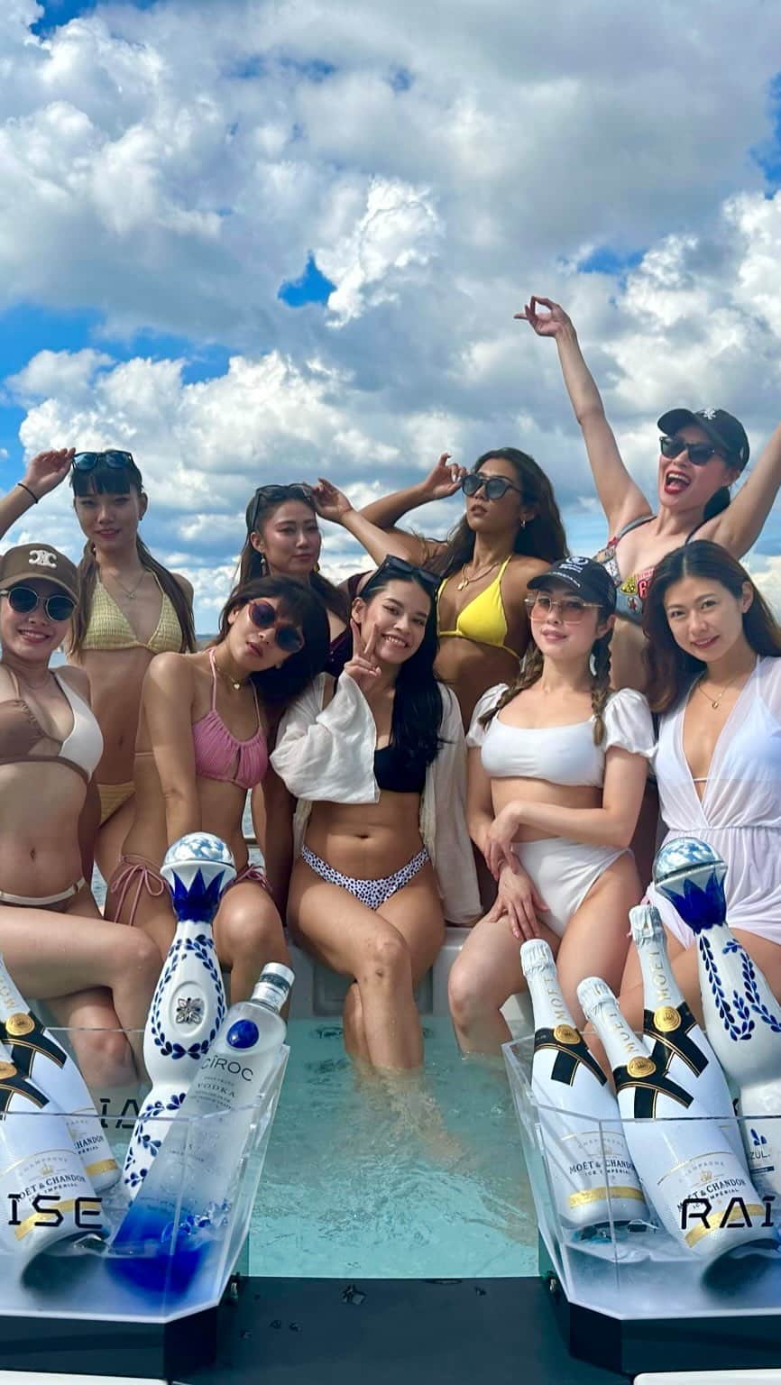 Rieのインスタグラム：「. RAISEのみんなと夏を満喫してきた🚢☀️🌊 映えたいはずなのに所々コントみたいになってしまうのはなぜ😂？ ・ ・ ・ #夏の思い出」