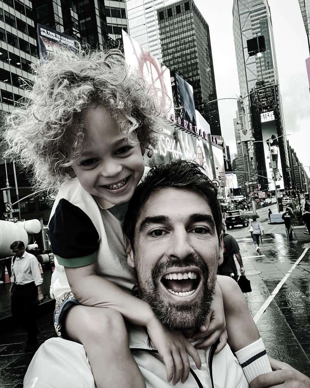 ジェレミー・シャルディーのインスタグラム：「NYC with my son ❤️🚀 I love you so much @stonechardy」