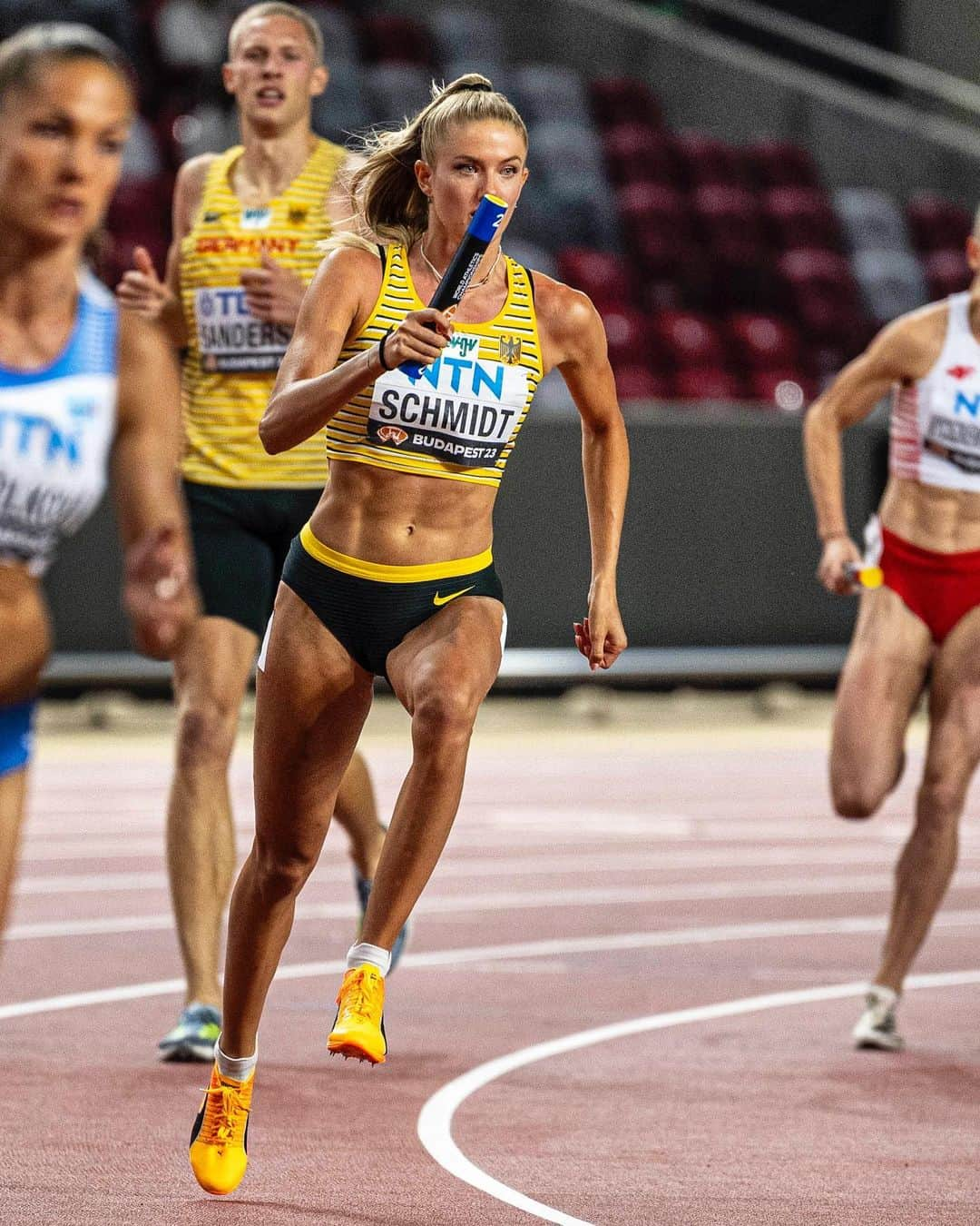 アリカ・シュミットのインスタグラム：「Tomorrow it‘s GO time for another relay 🔥 catch me in the 4x400m women‘s relay at 19:55 ✊🏼 📸 @janpapenfuss」