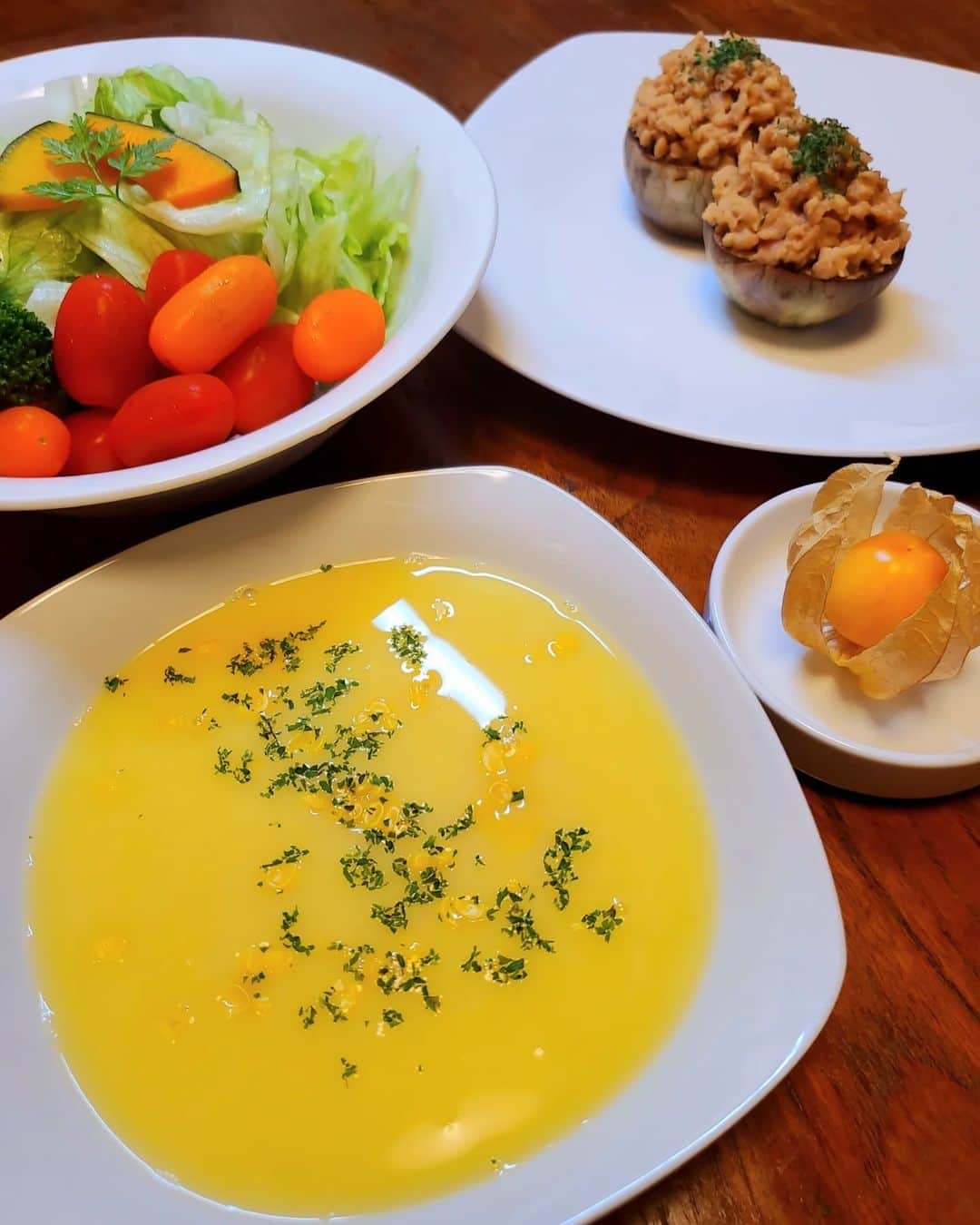 山咲トオルのインスタグラム：「蓼科から、みずみずしいお野菜が贈られて参りました(後編)  画像１、とうもろこしをミキサーにかけ。 鍋に移し牛乳を入れ、チョー弱火でコトコト(味は粗塩少々のみ) 感想:「もろこしって こんなに甘かったっけ(？)旨～い！」  画像２、レタスは半分、山盛りサラダ。 これだけで満腹中枢はゴキゲンなの。  画像４、お茄子は蒸し焼きに。 味つけは大豆ミートに、味噌、黒糖、はちみつ、酒少々、水とき片栗粉をほんの少々。 お茄子に こんもり丸～く乗せます。 感想:「美味し～い！片栗粉少々のお陰でお肉っぽくなってるわよ」  画像５は、３日に１本飲んでいる「コラーゲンドリンク」で、やはり畳み掛ける、的な。  食用ほおずきが可愛いわよネ(甘酸っぱいの) ☆「食用」と「観賞用」があるので注意☆  #山咲トオル #toruyamazaki  画像５のみ。 #エスエルクリエーションズ #SLCreations」