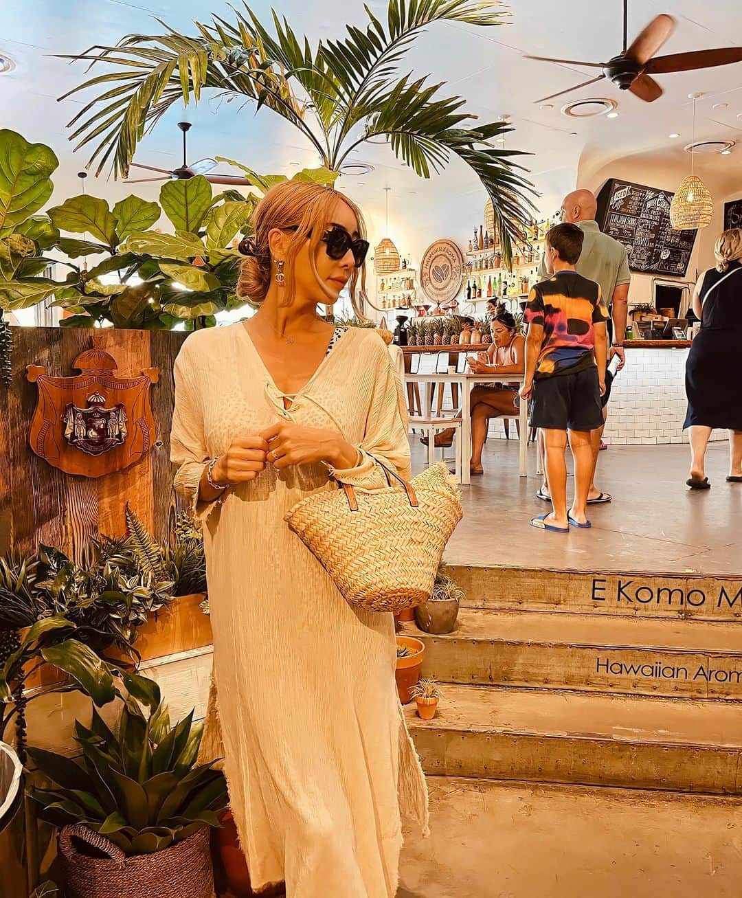 GENKINGのインスタグラム：「@waikikibeachcomber に滞在中は、ホテルにある @hawaiian_aroma_caffe  でドリンクを買って朝はプールでのんびり🏝️🥤 毎朝子供達やファミリーがプールサイドで、楽しく過ごしてる姿を見ながら、仕事やメールのやりとりをしたり。 プールも混みすぎて無いし、凄く快適だったよ🌺🌈 @outriggerjapan 素敵な時間をありがとう🤟💕  #PR #アウトリガーワイキキビーチコマーホテル #ワイキキビーチコマー #ワイキキビーチコマーbyアウトリガー #waikikibeachcomber #outriggerjapan」
