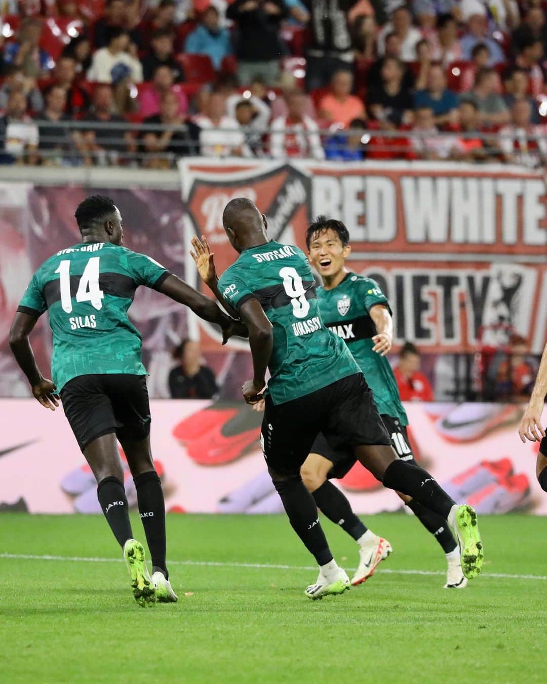 VfBシュトゥットガルトのインスタグラム：「Pause in Leipzig! Wir gehen mit einer 1:0-Führung in die Kabine. 💪😍 WEITER SO, MÄNNER! ⚪️🔴 _ #VfB #RBLVfB 0:1 #vfbstuttgart #vfbstuttgart1893 #auscannstatt #furchtlosundtreu #VfBInsta」