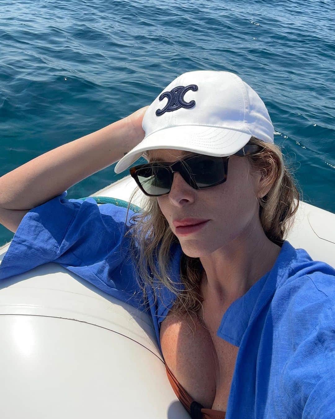 Alessia Marcuzziのインスタグラム：「1. Compiaciuta (soprattutto per il cappello prestato da Nati)🤪 2. Costa turca 3. Nati italodisco 4. Selfie posa non posa 5. La mia Luce fa sempre palette! 6. Giulio comandante 7. Forse pensavamo di essere a Ibiza, Festivalbar con la cassa dritta.  8. Best crew ever( mancano Mia ed Alice che erano rimaste in barca a leggere🤔) 9. Ma per caso siamo arrivate ad Ibiza e non ce ne siamo accorte? 😂」