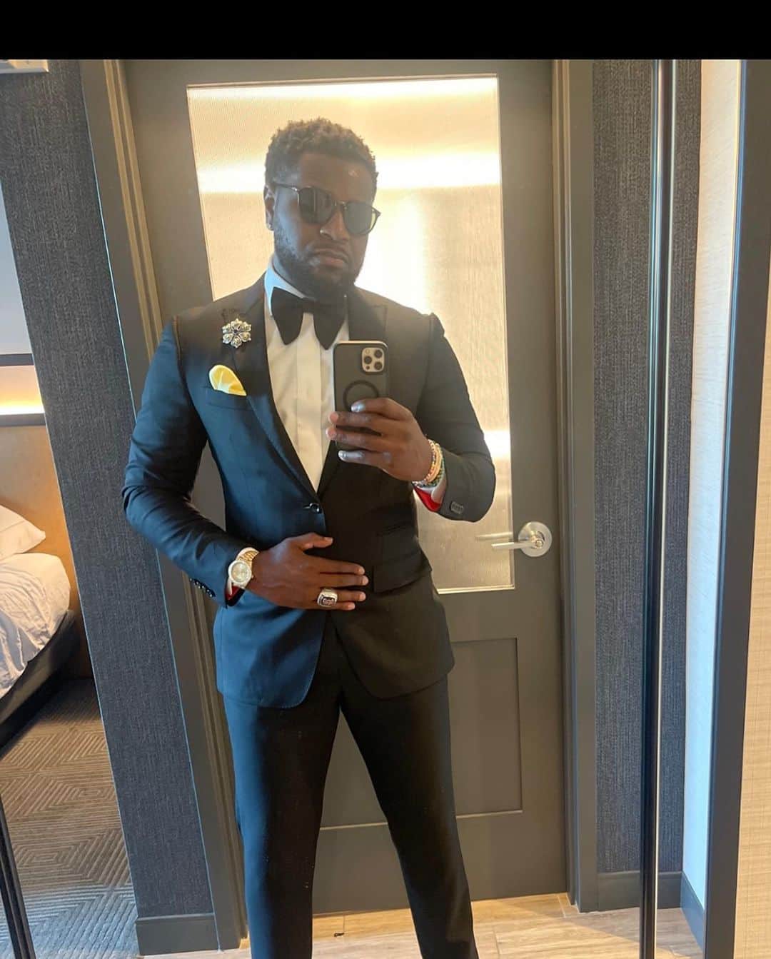ブランドン・フィリップスのインスタグラム：「🎶I be on my Suit & Tie sh*t for @kulturecity 🥂 #BeautyAndTheBeast  #TheLifeOfEmil  ~b£p🤵🏾‍♂️  Stylist: @jonesselect」