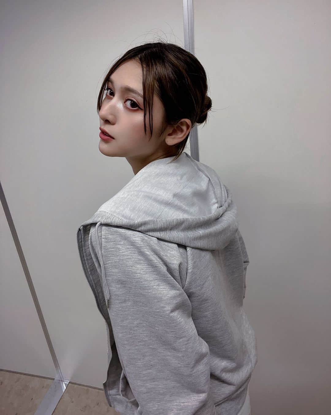 アンジェラ芽衣のインスタグラム：「前髪伸ばしてるのも最初はちょっと違和感あったけど 最近落ち着いてきた👧 けど前髪あるのもいいなぁって昔の写真みると思う ないものねだり︎︎☺︎」